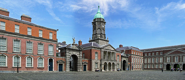 Dublin Castle Up Yard - Photo by Donaldytong (Wikimedia Commons)
